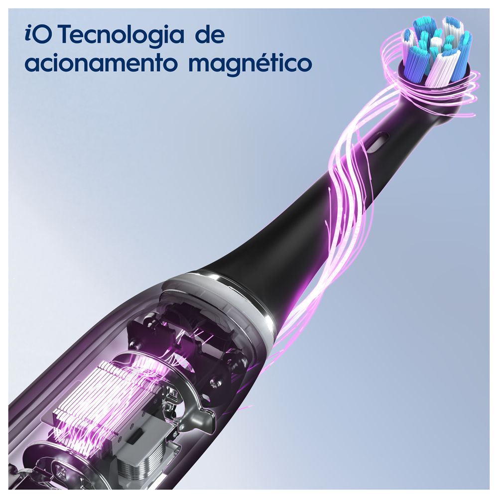 Primo piano della testina di uno spazzolino nero. Tecnologia iO.