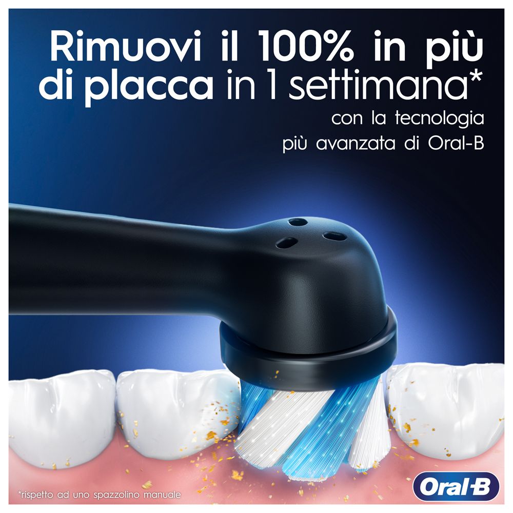 Primo piano dei denti puliti con uno spazzolino. Oral-B.