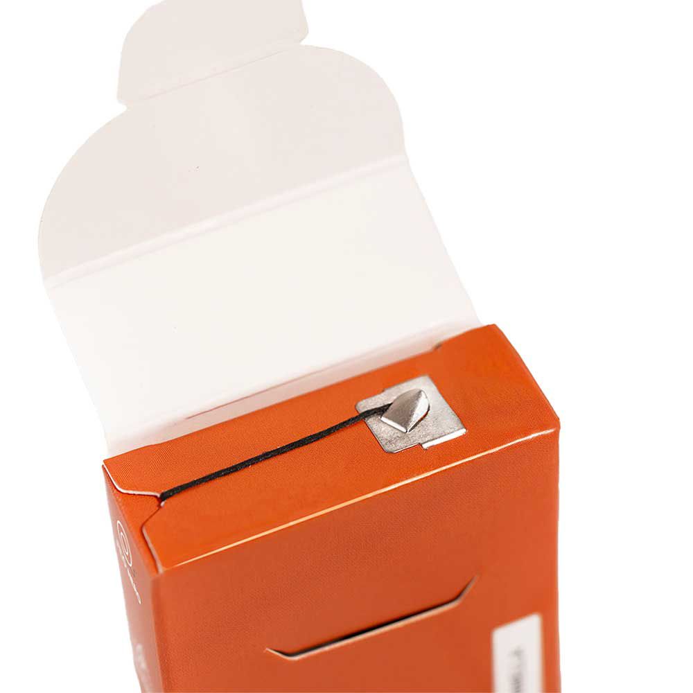 Primo piano di una scatola arancione aperta. Filo nero visibile.
