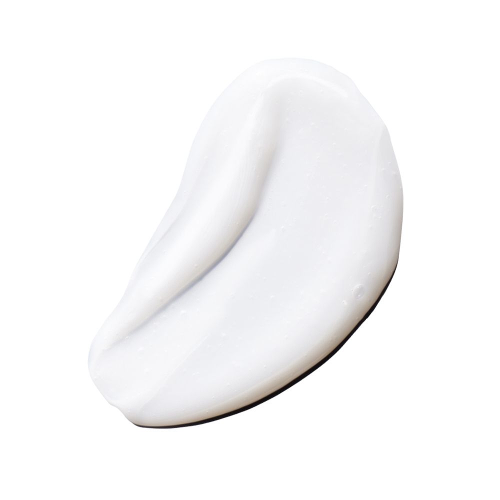 Macchia di crema bianca. Texture liscia. Su sfondo bianco.