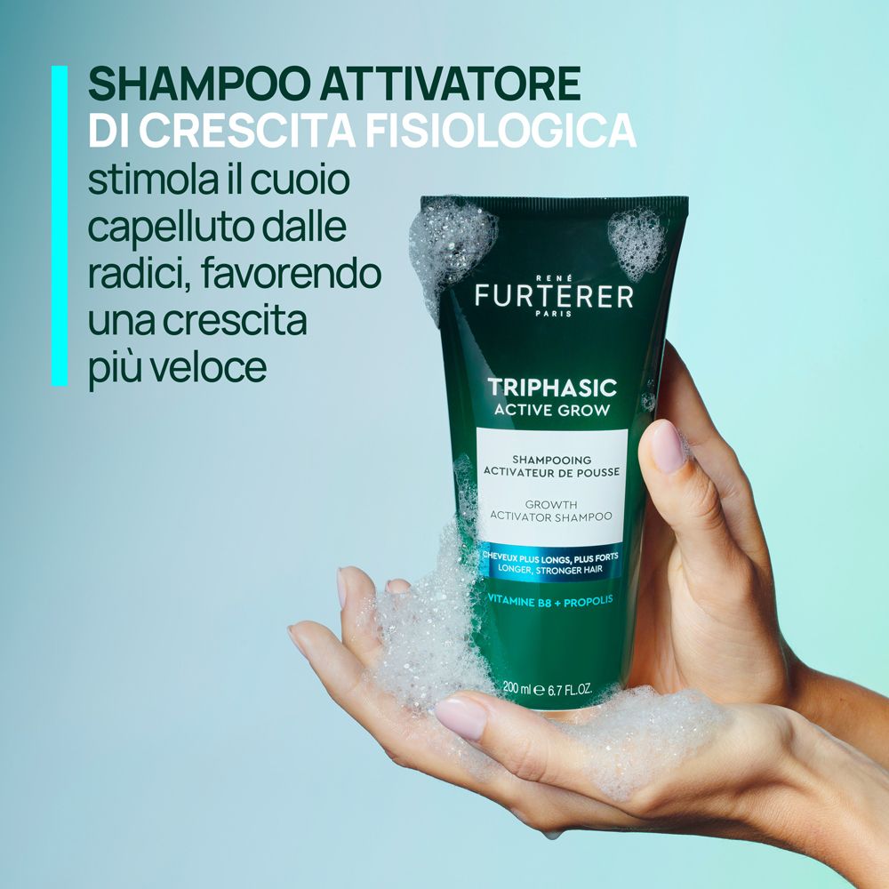 Mani che tengono un tubo di shampoo verde con schiuma. Scritta: René Furterer, Triphasic Active Grow, Growth Activator Shampoo.