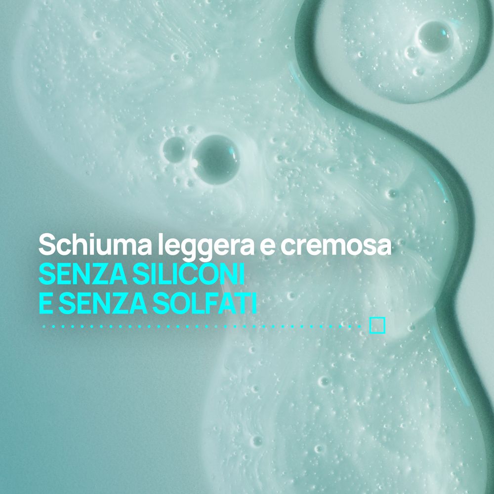 Primo piano della schiuma. Testo: Schiuma leggera e cremosa, SENZA SILICONI E SENZA SOLFAT.