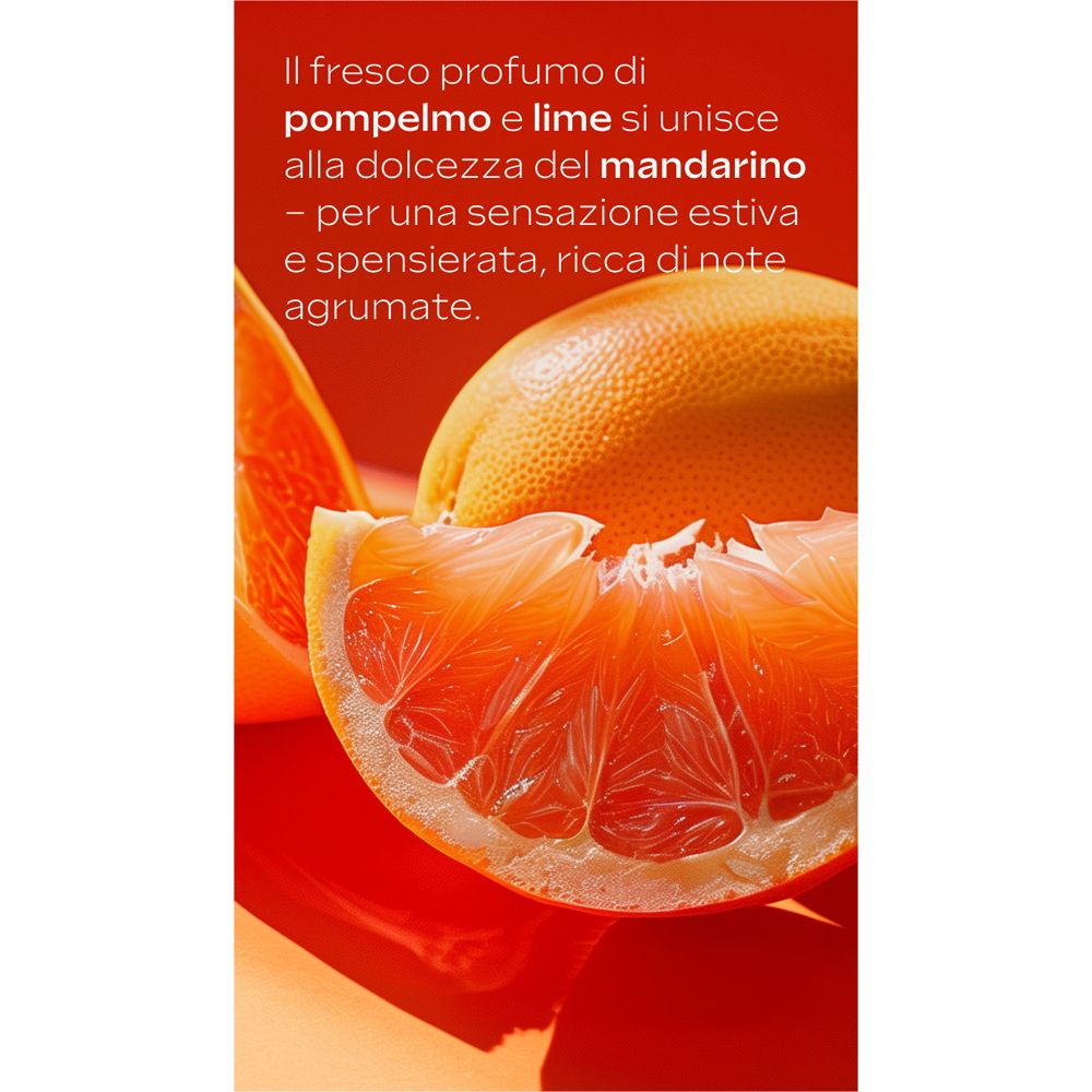Primo piano di una metà di pompelmo. Sfondo rosso. Testo: Il fresco profumo di pompelmo e lime si unisce alla dolcezza del mandarino.