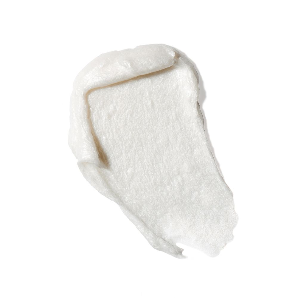 Macchia di crema detergente bianca e cremosa. Consistenza visibile.