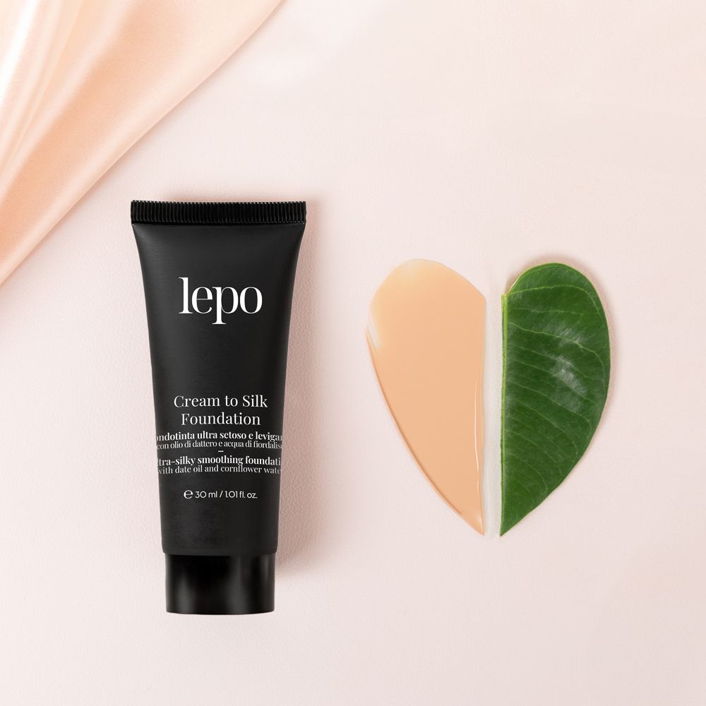 Tubo LEPO Cream to Silk Foundation. Tubo nero, informazioni sul prodotto. Macchia di fondotinta a forma di cuore.