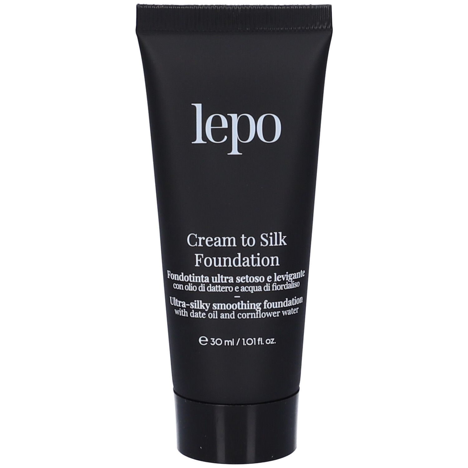 Tubo nero con scritta lepo, Cream to Silk Foundation. Testo: Ultra-silky smoothing foundation.