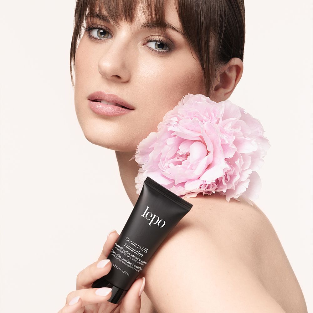 Donna con tubo nero, scritta lepo, Cream to Silk Foundation. Grande fiore rosa.