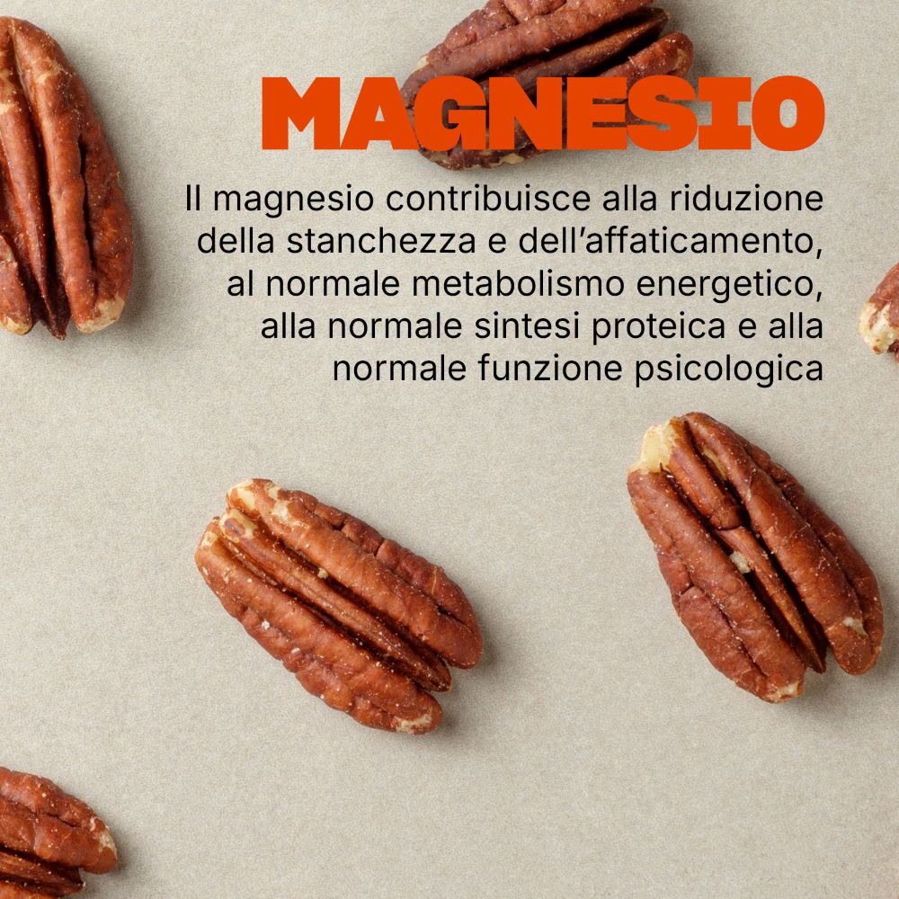 Noci pecan su sfondo beige. Testo: MAGNESIO. Testo sui benefici del magnesio.