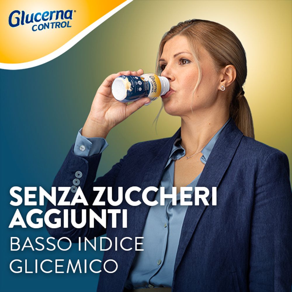 Donna beve da una bottiglia. Scritta: Glucerna Control. Testo: Senza zuccheri aggiunti, basso indice glicemico.