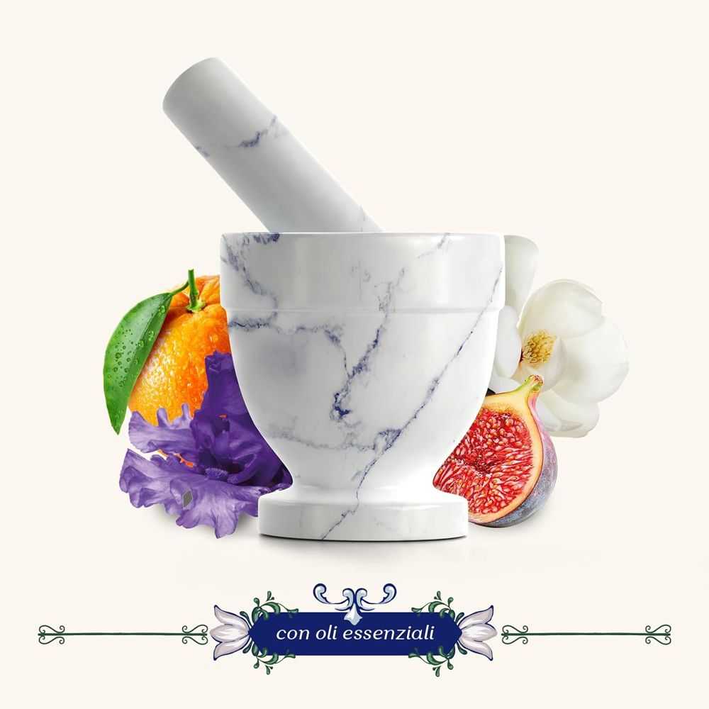 Mortaio effetto marmo, circondato da frutta e fiori. Scritta: Con oli essenziali.
