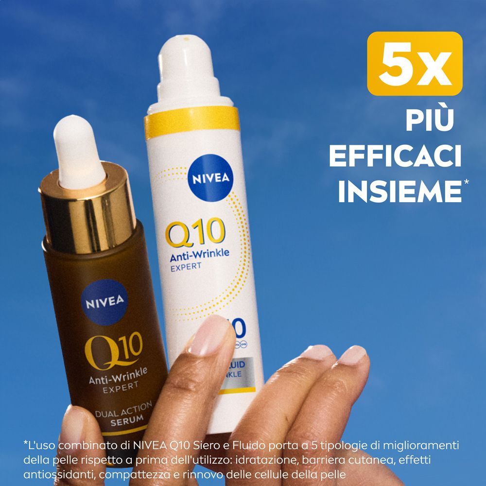 Due flaconi in mano. Testo: 5x più efficaci insieme. Siero e fluido Nivea Q10.