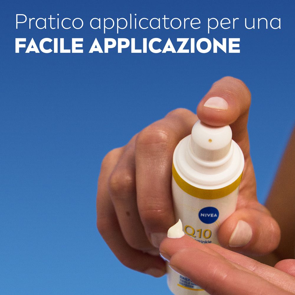 Mano con flacone. Testo: Pratico applicatore per una facile applicazione. Crema sul dito.