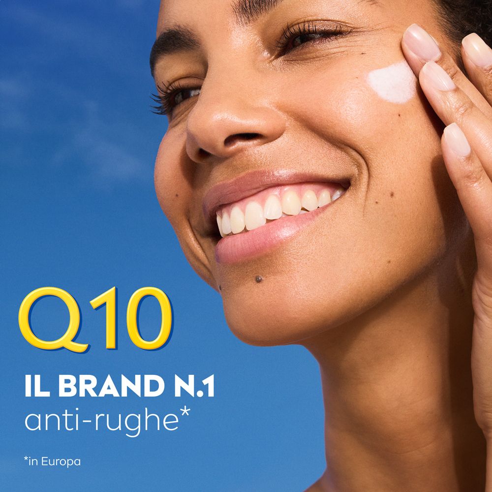 Donna applica crema. Testo: Q10, il brand n.1 anti-rughe.