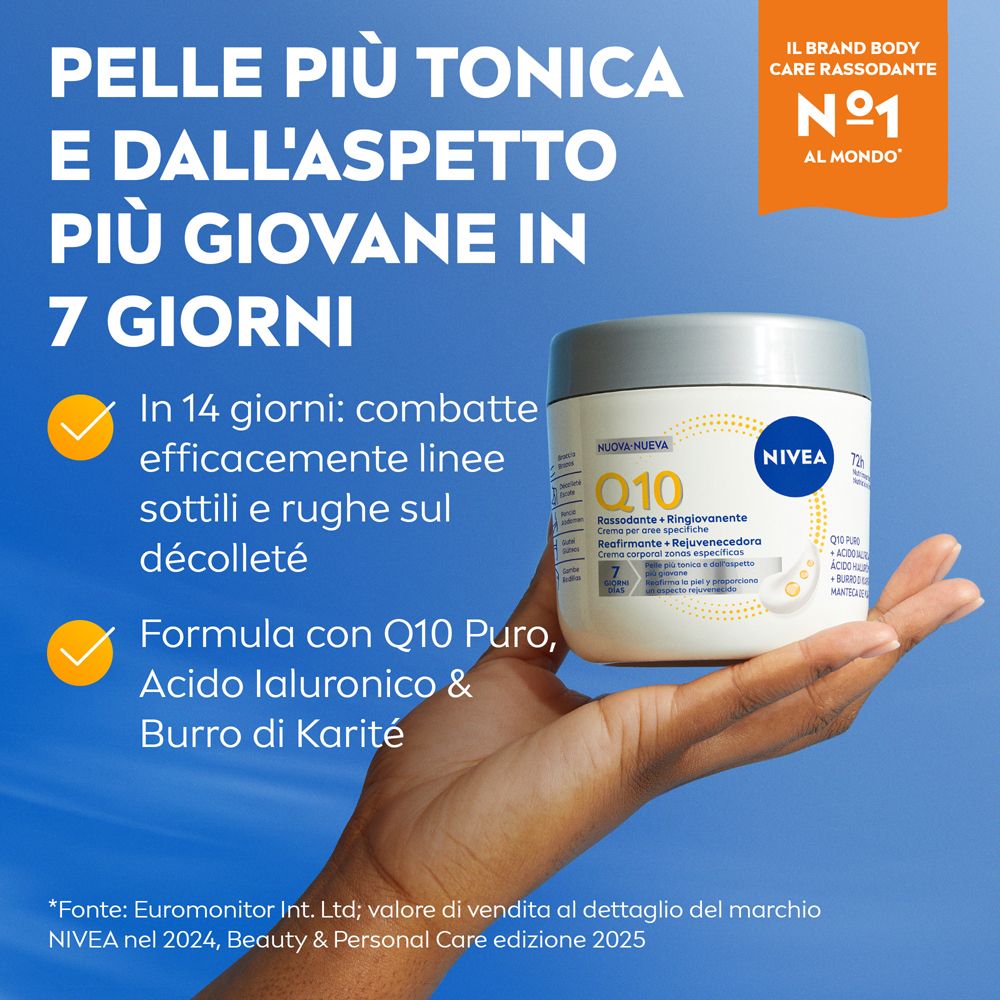 Mano che tiene un barattolo di crema. Testo: PELLE PIÙ TONICA E DALL'ASPETTO PIÙ GIOVANE IN 7 GIORNI. Nivea Q10.