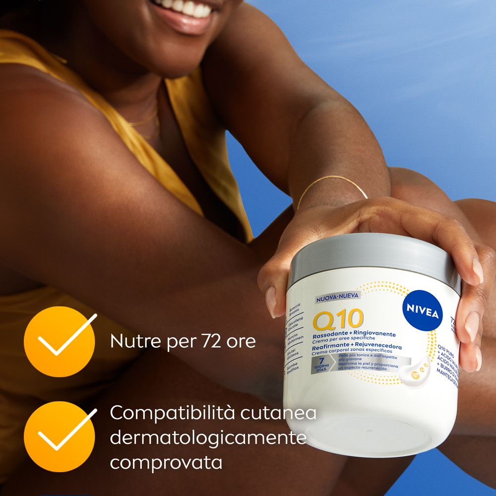 Donna che tiene un barattolo di crema. Testo: Nutre per 72 ore. Compatibilità cutanea dermatologicamente comprovata. Nivea Q10.