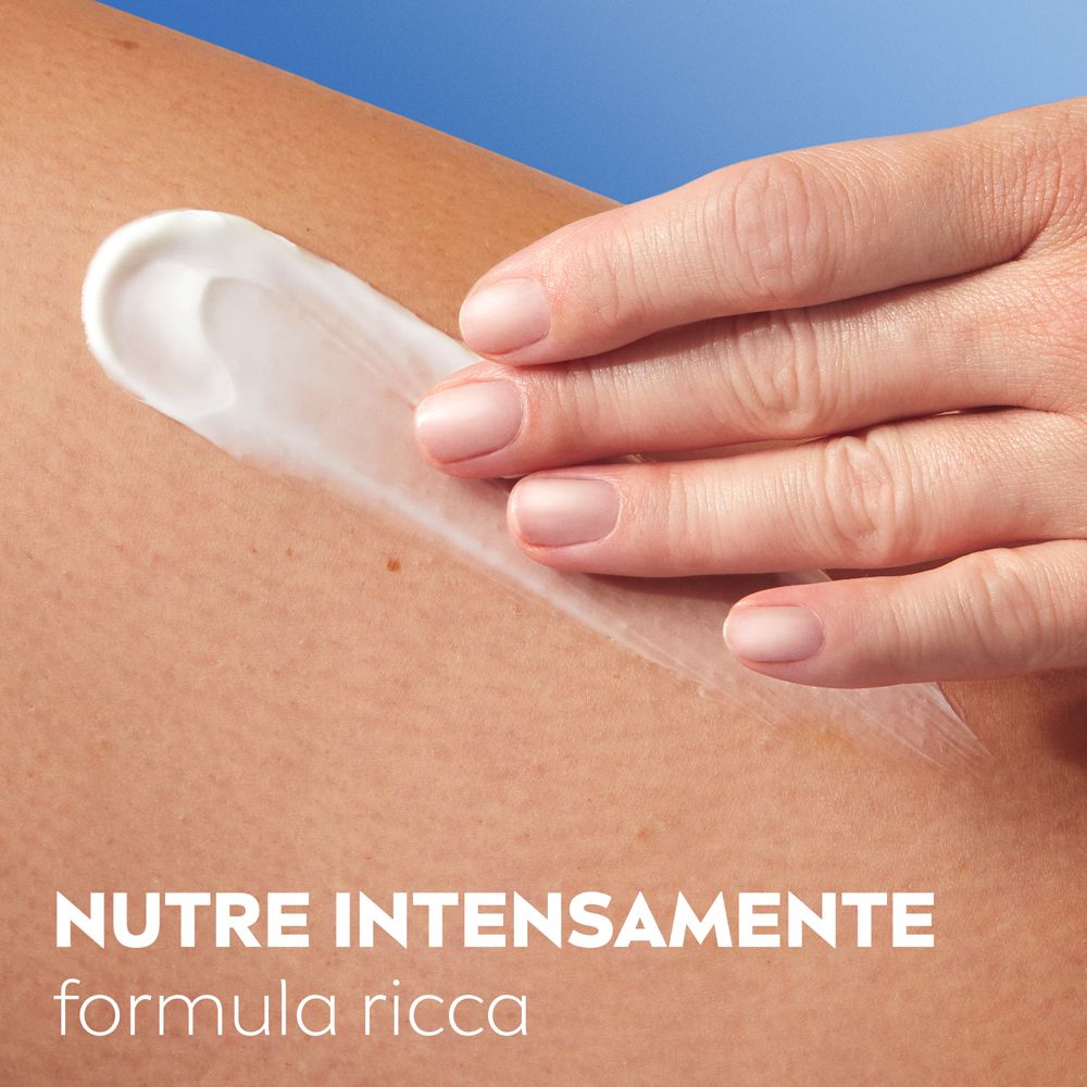 Mano che applica la crema sulla gamba. Testo: NUTRE INTENSAMENTE formula ricca.