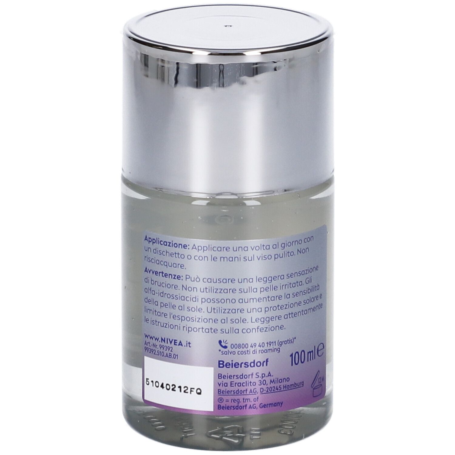 Retro della lozione per la cura della pelle. Nivea Luminous Skin Glow. Flacone trasparente con tappo argentato. Info prodotto.
