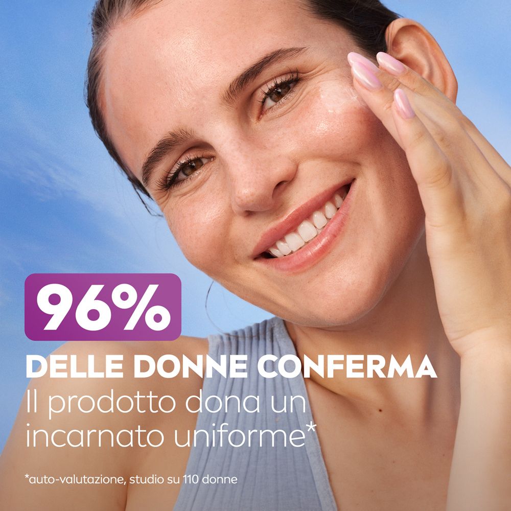 Donna si tocca il viso. Il 96% delle donne conferma che il prodotto dona un incarnato uniforme.