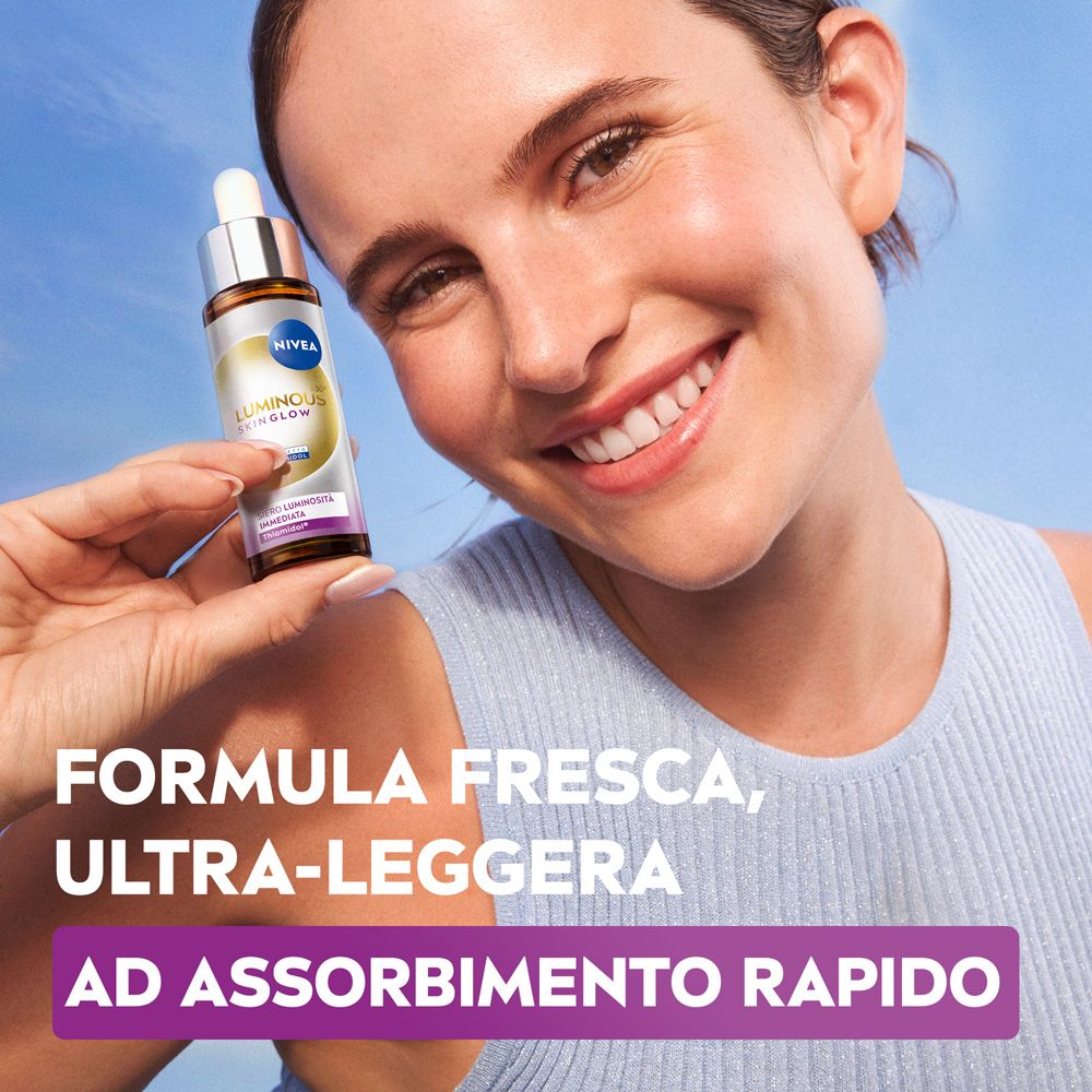 Donna tiene il prodotto. Testo: Formula fresca, ultra-leggera, ad assorbimento rapido. Siero Nivea.