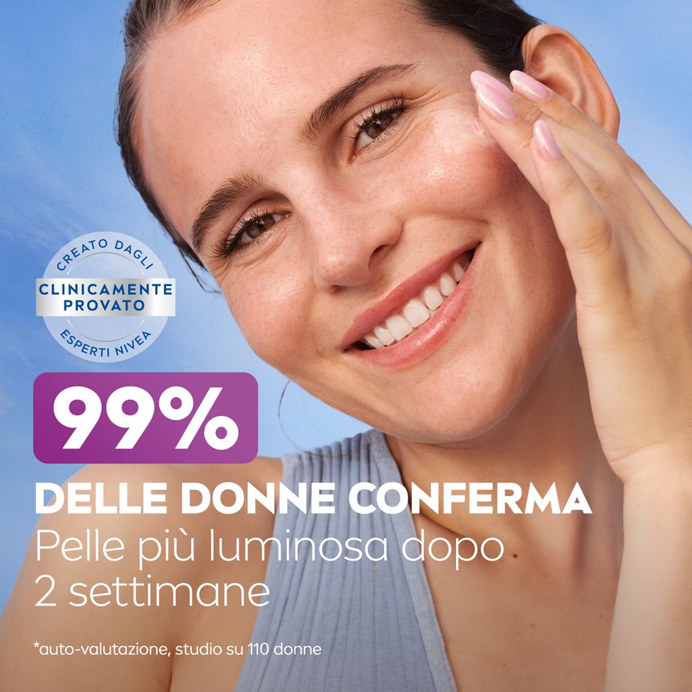 Donna con pelle. Testo: Il 99% delle donne conferma una pelle più luminosa dopo 2 settimane. Testato clinicamente.