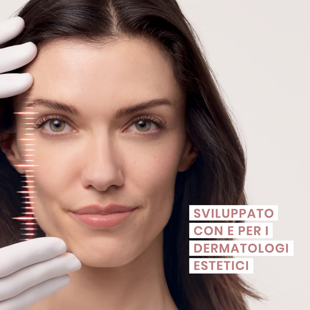Donna con guanti. Viso con linea di misurazione. Testo: Sviluppato con e per i dermatologi estetici.