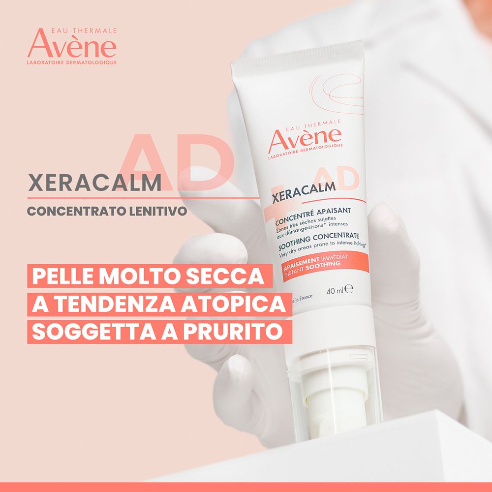 Concentrato lenitivo Avene Xeracalm AD nella mano di un medico. Testo: Pelle molto secca, atopica, soggetta a prurito.