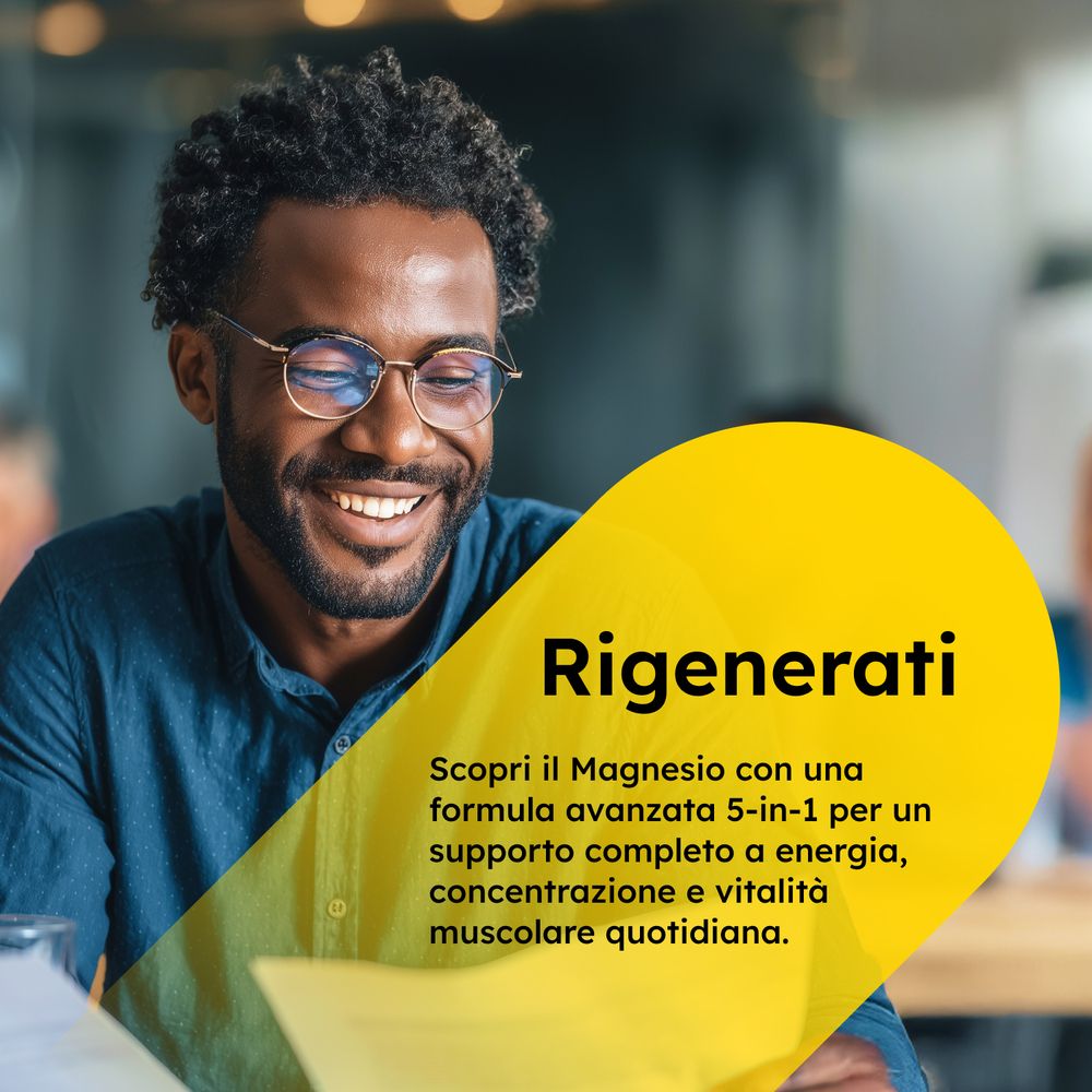 Un uomo sorride. Sfondo giallo con testo: 'Rigenerati'. Testo sul magnesio.
