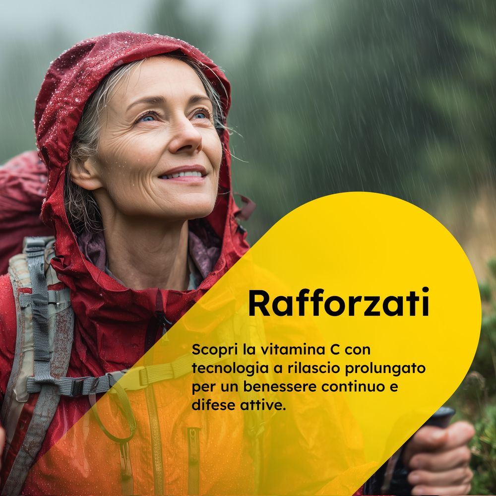 Donna con giacca rossa sotto la pioggia. Area gialla con testo: 'Rafforzati'. Testo sulla vitamina C e l'effetto prolungato.