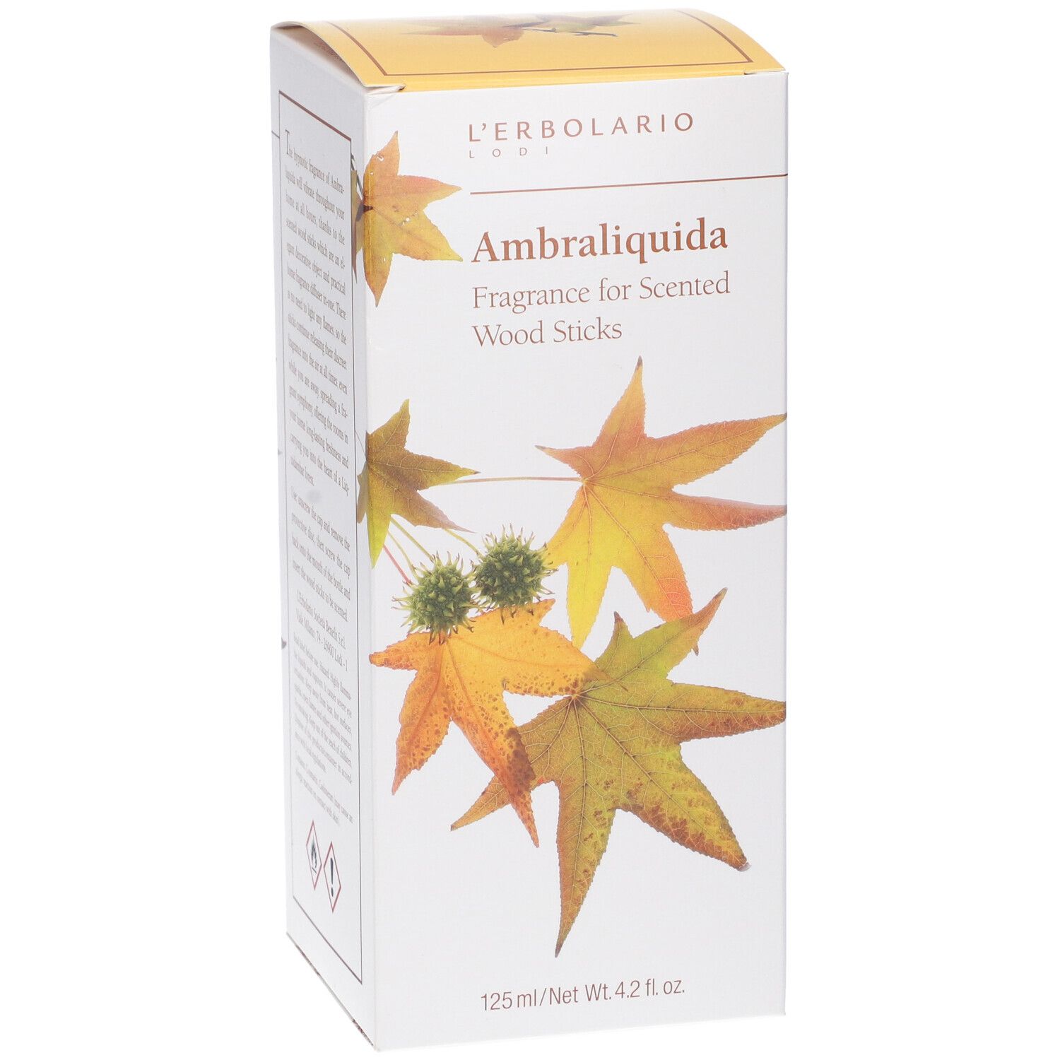 Scatola con nome del prodotto e foglie. Testo: Ambraliquida Fragrance for Scented Wood Sticks. 125 ml/Net Wt. 4.2 fl. oz.
