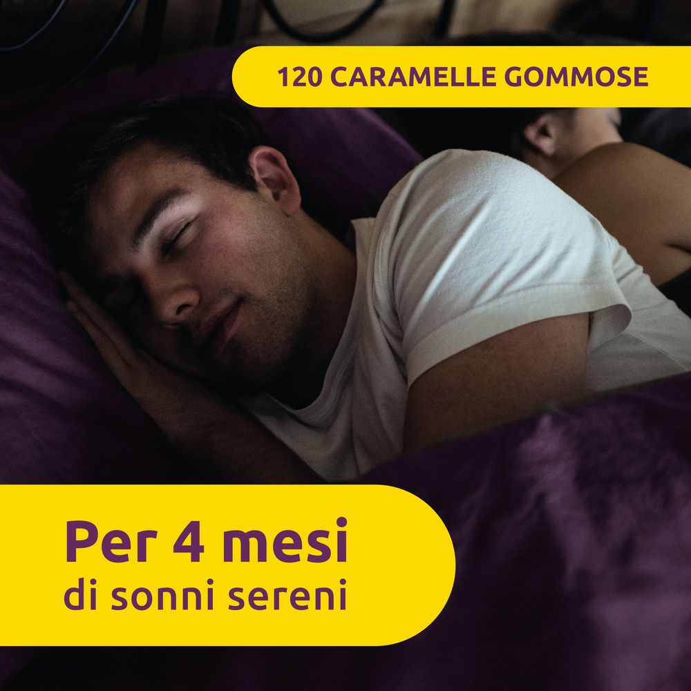 Uomo dorme serenamente a letto, promosso da Supradyn Ricarica Notturna.
