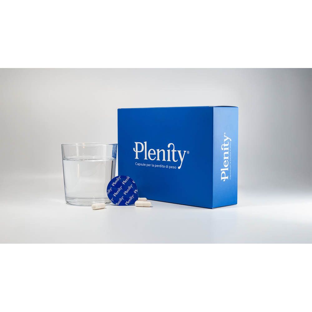 Bicchiere d'acqua, capsule e un sigillo blu accanto a una scatola blu con il logo Plenity.