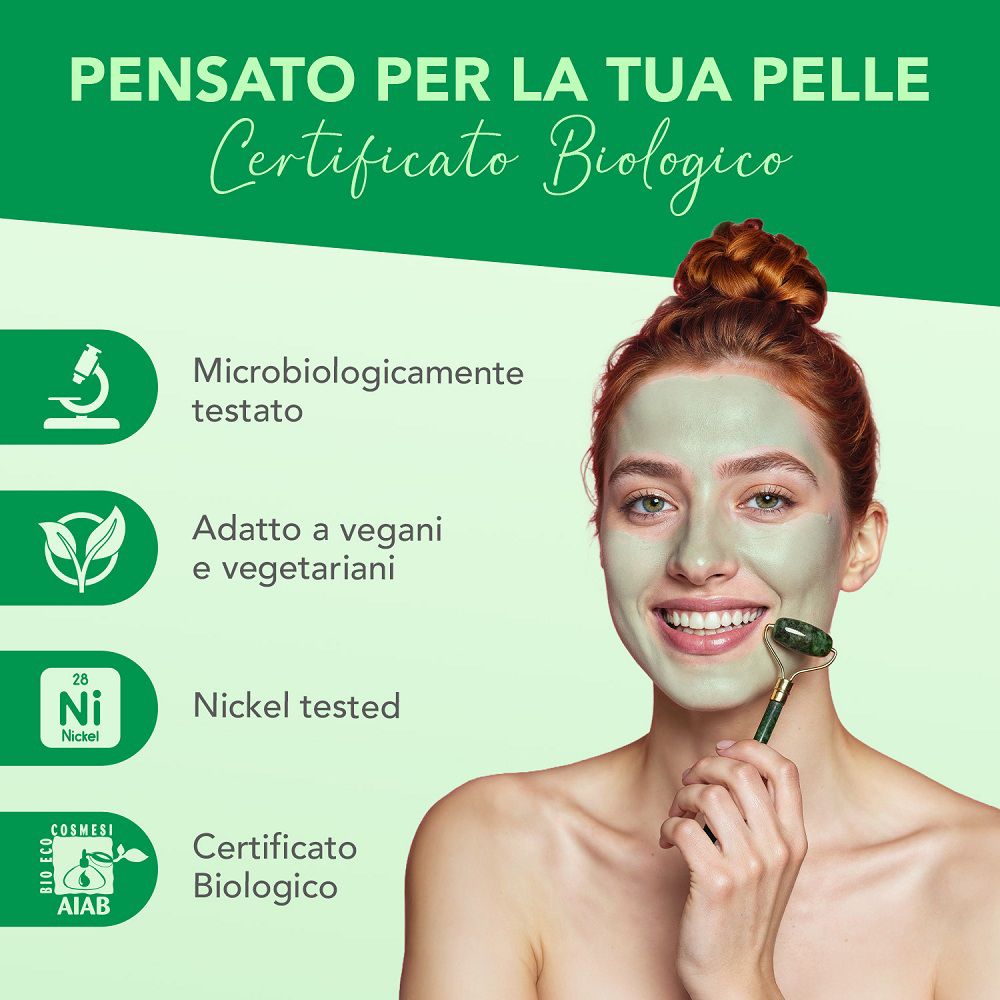 Donna con maschera viso e rullo di giada, con caratteristiche del prodotto.