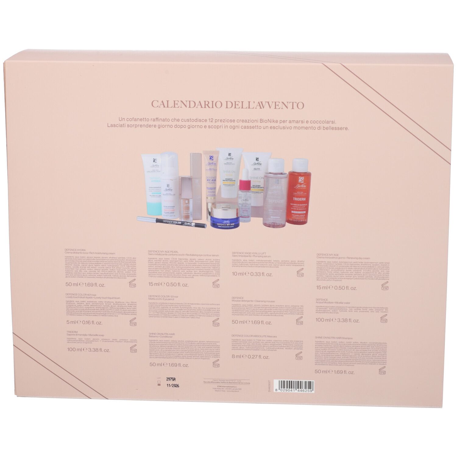 Scatola del calendario dell'Avvento aperta. Contiene 12 prodotti cosmetici. Testo: Calendario Dell'Avvento. Marchio BioNike. Sfondo rosa.