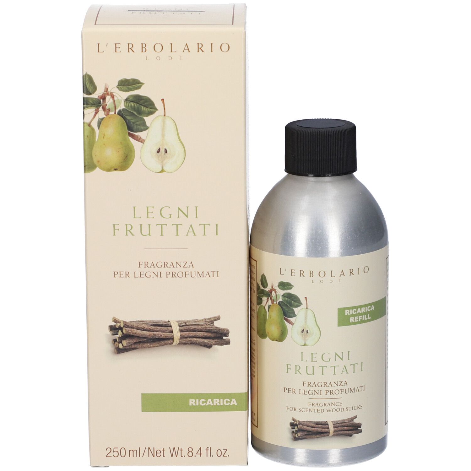 Confezione e flacone. Confezione con testo: Legni Fruttati, Ricarica, Fragranza. Illustrazione di pere.