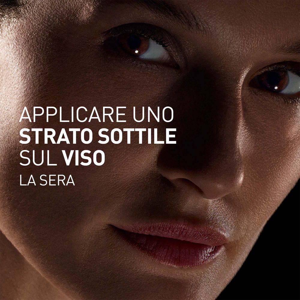 Viso di una donna. Testo: APPLICARE UNO STRATO SOTTILE SUL VISO, LA SERA.
