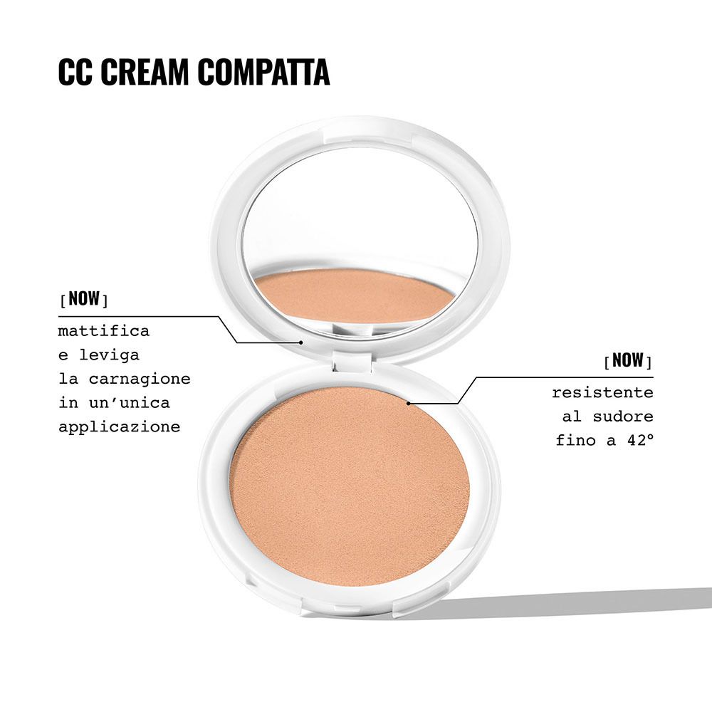 Crema CC compatta aperta con specchio. Testo: Opacizza, leviga. Resistente al sudore fino a 42°. Nome prodotto: CC Cream Compatta.