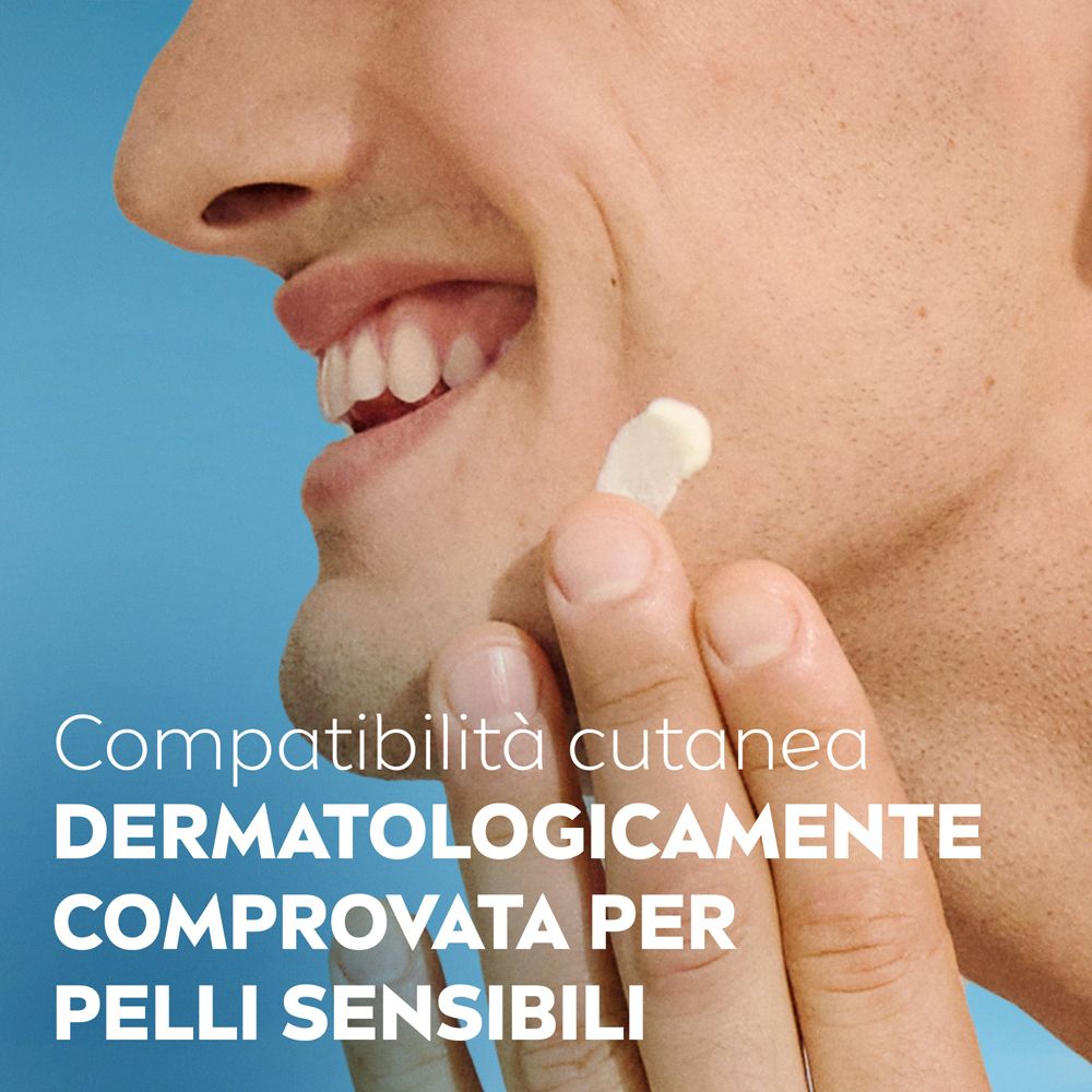 Uomo applica crema. Dermatologicamente testato per pelli sensibili.