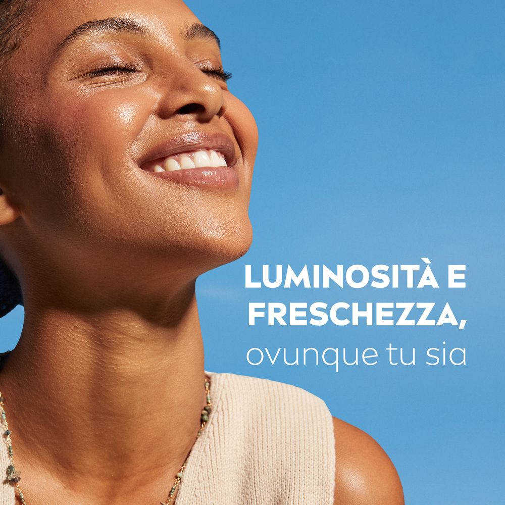 Donna sorride. Testo: Luminosità e freschezza, ovunque tu sia.
