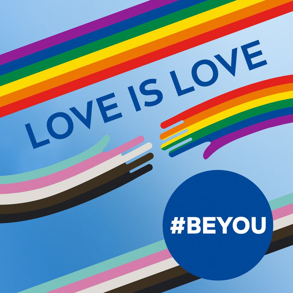 Colori arcobaleno con testo: LOVE IS LOVE e #BEYOU. Mani con colori Pride. Sfondo blu.