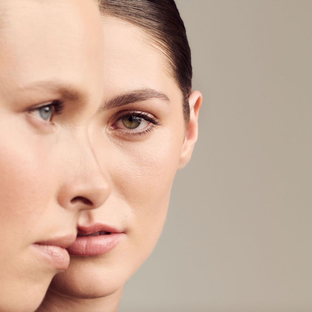 Primo piano di due volti. Una donna con carnagione chiara, che guarda di lato, e un'altra donna.