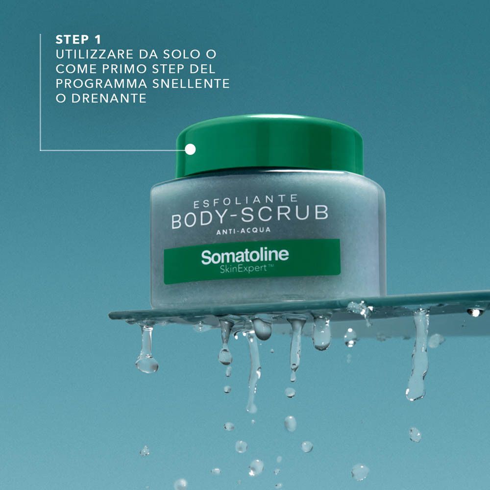 Contenitore di Somatoline Skin Expert Body-Scrub Anti-Acqua, con tappo verde e prodotto esfoliante visibile.