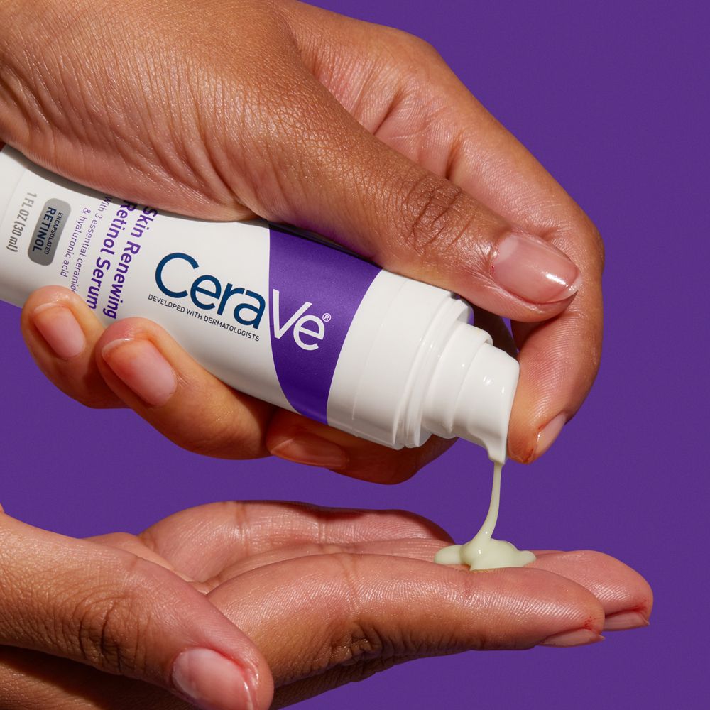 Mani che tengono un flacone. Il prodotto viene applicato sul palmo. Testo: CeraVe, Skin Renewing Retinol Serum.