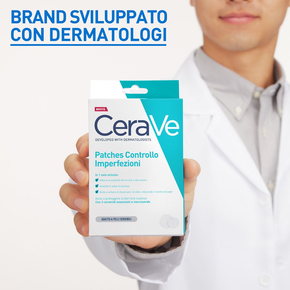 Persona che tiene la confezione di cerotti CeraVe. Camice bianco. Testo: Sviluppato con dermatologi.