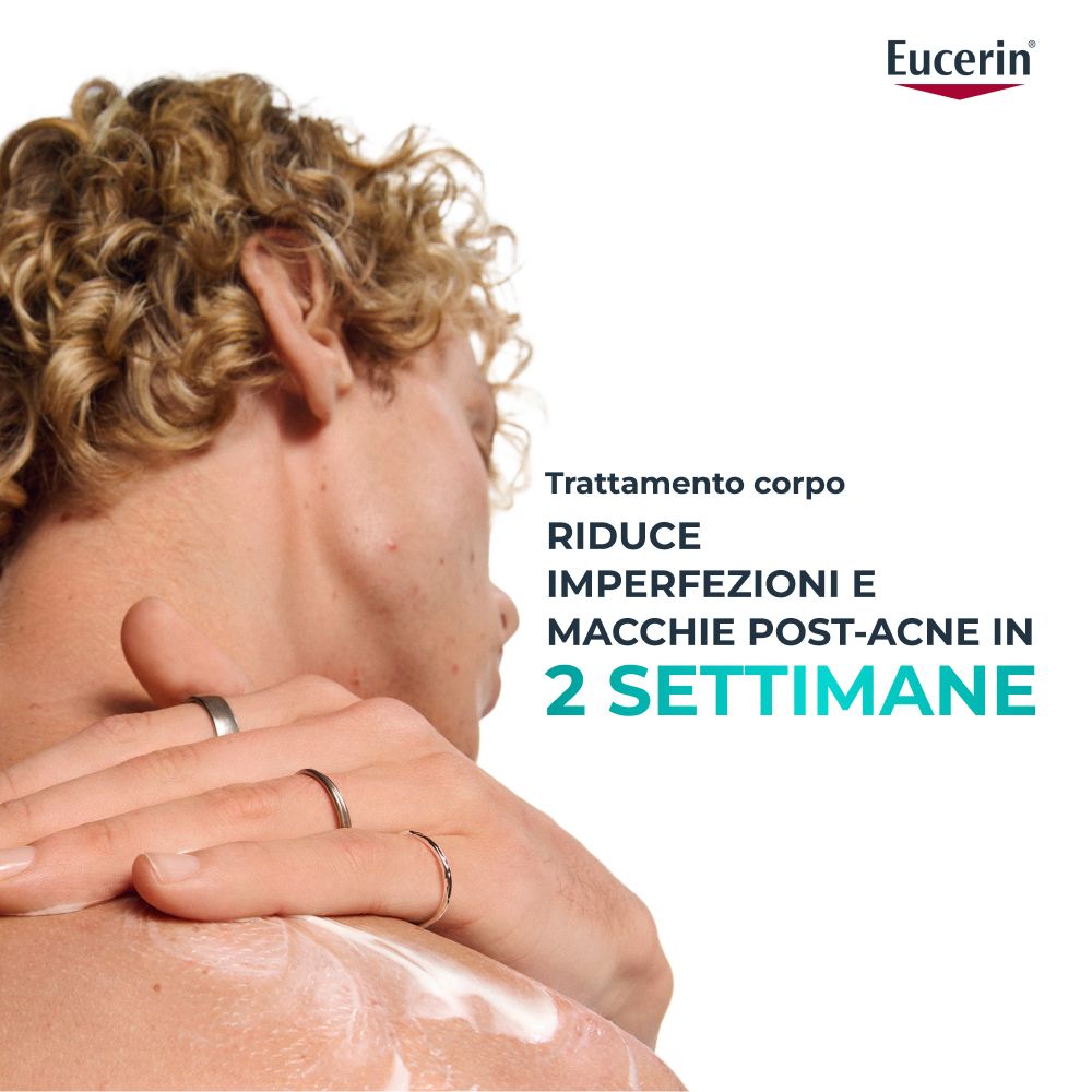 Uomo con crema sulla schiena. Testo: Riduce imperfezioni e macchie post-acne in 2 settimane.
