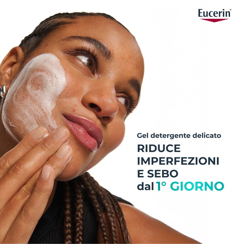 Donna si lava il viso con schiuma. Testo: Riduce imperfezioni e sebo dal 1° giorno.