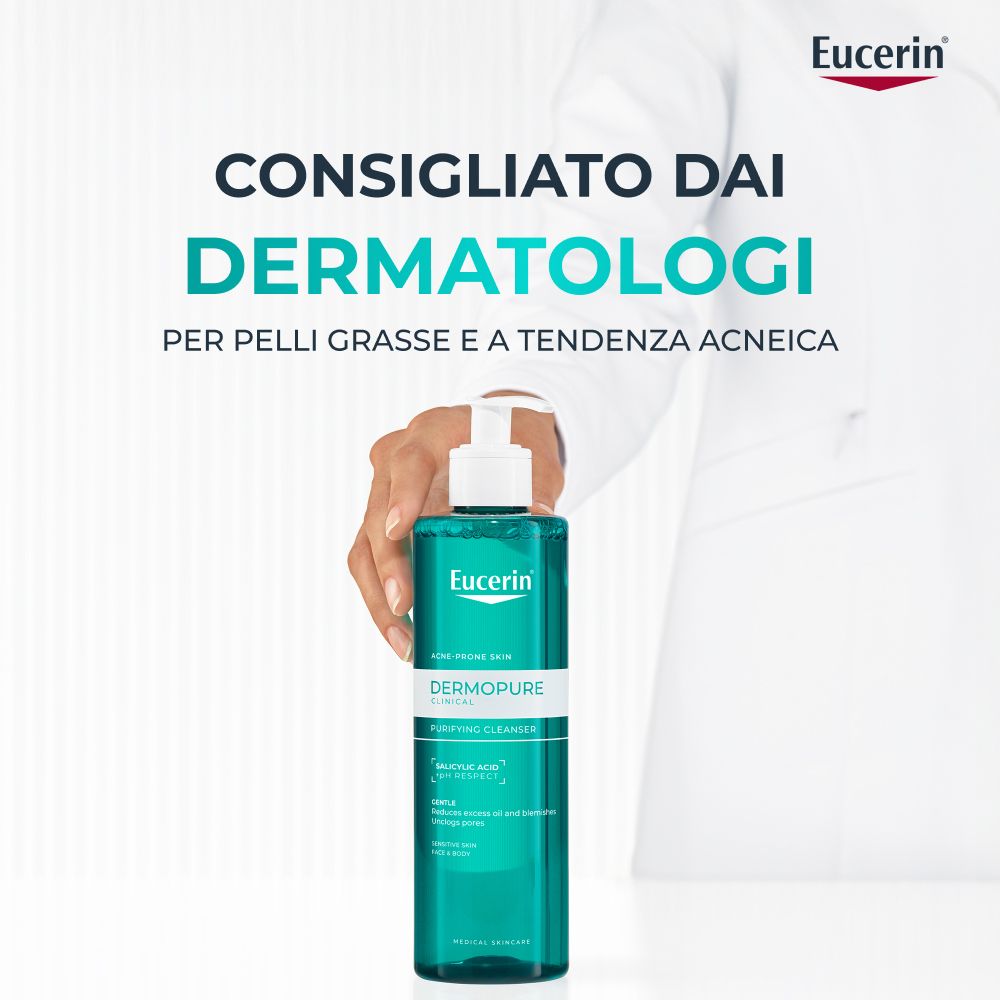 Mano che tiene un flacone. Testo: Consigliato dai dermatologi per pelli grasse e a tendenza acneica.