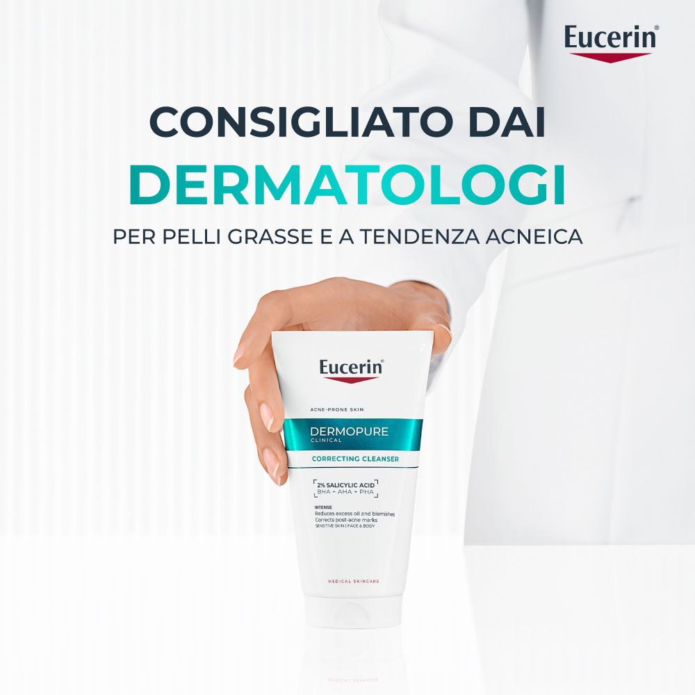 Mano che tiene un tubo. Scritta: Eucerin, Acne-Prone Skin, Correcting Cleanser. Consigliato dai dermatologi.