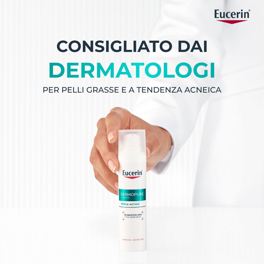 Persona che tiene in mano un flacone Eucerin Dermopure Clinical. Testo: Consigliato dai dermatologi. Per pelli grasse e a tendenza acneica.