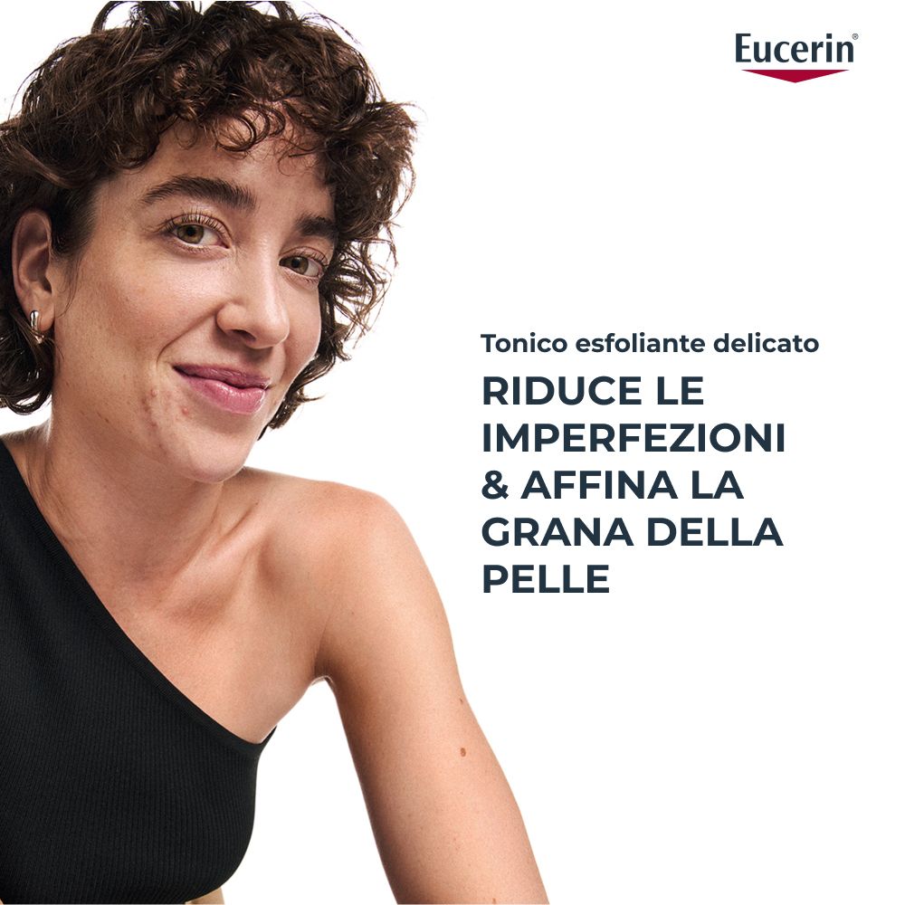 Donna sorridente. Testo: Riduce le imperfezioni & affina la grana della pelle. Logo Eucerin.
