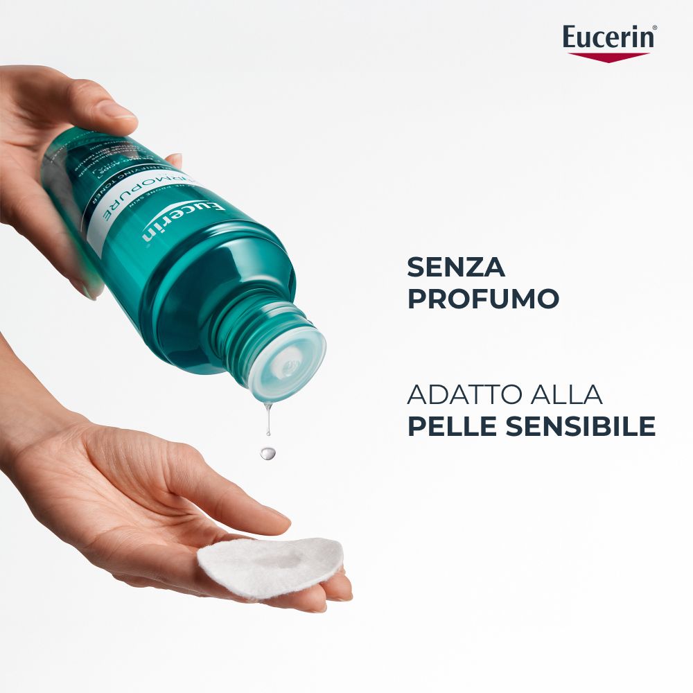 Mano versa liquido da Eucerin Dermopure Tonico Purificante. Testo: Senza profumo. Logo Eucerin.